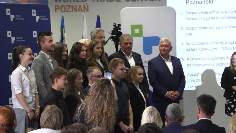 STYPENDIA I NAGRODY DLA WYBITNYCH UCZNIÓW